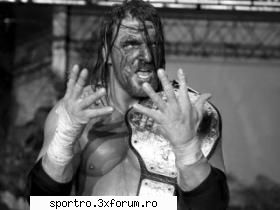 triple h, expertul in astfel de meciuri, va trebui sa se infrunte intr-un handicap match impotriva a