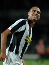 TREZEGUET NU MAI ARE LOC LA NATIONALA - Desi, dupa accidentarea lui Louis Saha, toata - Campionate Externe